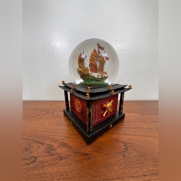 Pirates of the Caribbean - At World's End Snowglobe - Picture 2 of 6